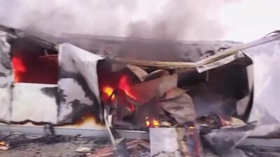  Malatya’nın Yeşilyurt ilçesine bağlı Samanköy Konteyner Kent'te çıkan yangın, itfaiye