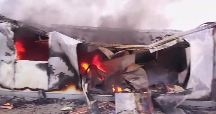  Malatya’nın Yeşilyurt ilçesine bağlı Samanköy Konteyner Kent'te çıkan yangın, itfaiye