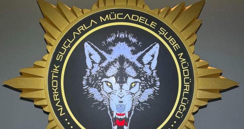 Malatya’da şeker çuvallarına gizlenen 3 kilo metamfetamin ele geçirildi, 1 kişi tutuklandı Malatya’da narkotik ekiplerince Kale Uygulama Noktası’nda durdurulan bir araçta yapılan