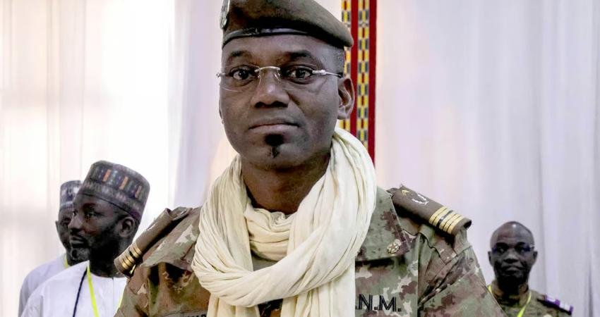 Mali Savunma Bakanı General Sadio Camara, silahlı muhalif gruplarca askeri hedeflere yönelik