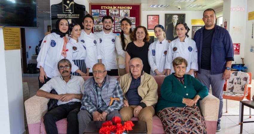 Akdeniz Üniversitesi Gastronomi ve Mutfak Sanatları Bölümü öğrencileri, "Sağlıklı Beslenip