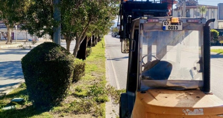 Manavgat Belediyesi, turizm bölgelerini yaz sezonuna hazırlıyor Manavgat Belediyesi, yaklaşan yaz sezonu öncesinde turistik mahallelerde bakım, onarım