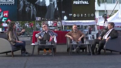 Uluslararası Manisa Mesir Macunu Festivali kapsamında düzenlenen söyleşiye katılan oyuncular