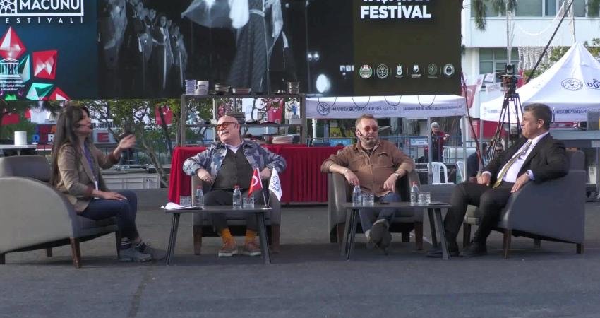 Uluslararası Manisa Mesir Macunu Festivali kapsamında düzenlenen söyleşiye katılan oyuncular