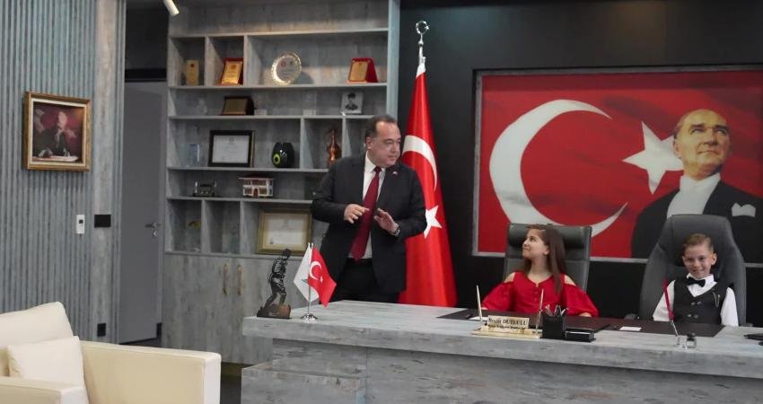 Manisa’da 23 Nisan Ulusal Egemenlik ve Çocuk Bayramı, başkanlık koltuğunun