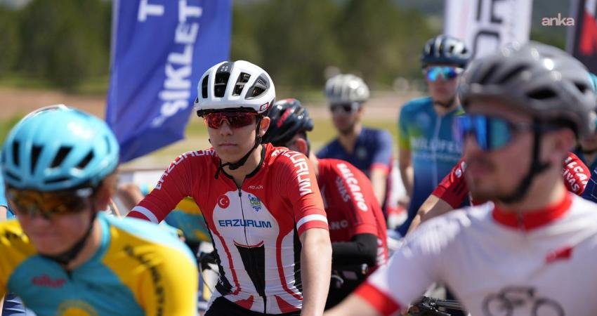 Manisa Büyükşehir Belediyesi öncülüğünde Akhisar'da düzenlenen "Ferdi Zeyrek MTB Cup