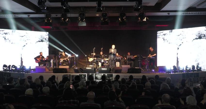 Manisa’da “Ustalara Saygı” konseri düzenlendi Manisa Büyükşehir Belediyesi tarafından düzenlenen “Ustalara Saygı” konseri, sanatseverlerin yoğun