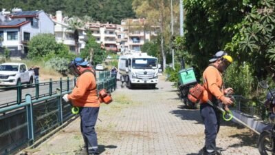 Marmaris Belediyesi Temizlik İşleri ile Park ve Bahçeler Müdürlüğü ekipleri,