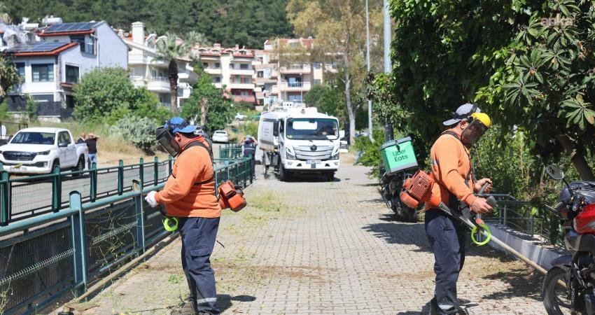 Marmaris Belediyesi Temizlik İşleri ile Park ve Bahçeler Müdürlüğü ekipleri,