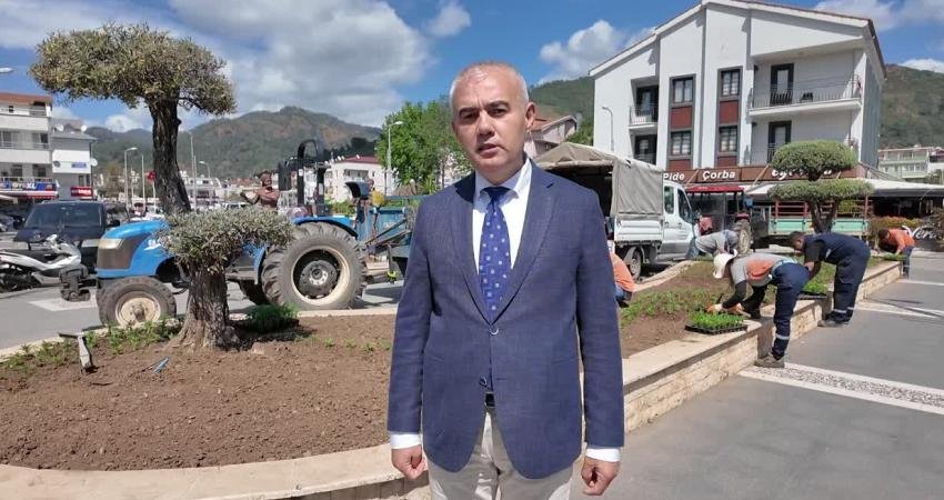 Marmaris Belediyesi, dört serasında ürettiği yüz binlerce bitkiyle kenti güzelleştirirken,