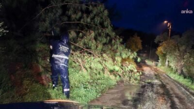 Marmaris Belediyesi ekipleri, ilçede etkili olan sağanak yağış ve fırtına