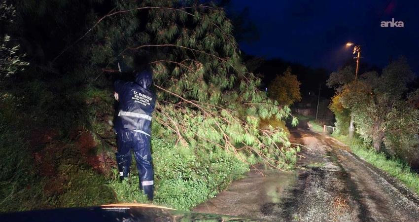 Marmaris Belediyesi ekipleri, ilçede etkili olan sağanak yağış ve fırtına