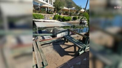 Marmaris Belediyesi’nin İçmeler’de yenilediği ahşap korkuluklar, çalışmanın tamamlanmasının ardından gece