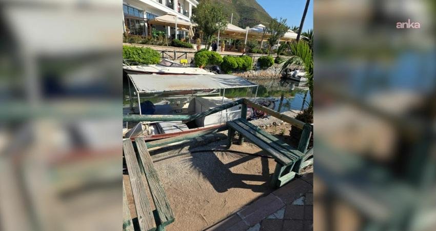 Marmaris Belediyesi’nin İçmeler’de yenilediği ahşap korkuluklar, çalışmanın tamamlanmasının ardından gece