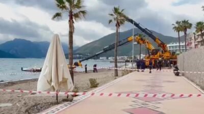 Muğla’nın Marmaris ilçesinde tekne çekimi sırasında vincin taşıma kolunun kırılması
