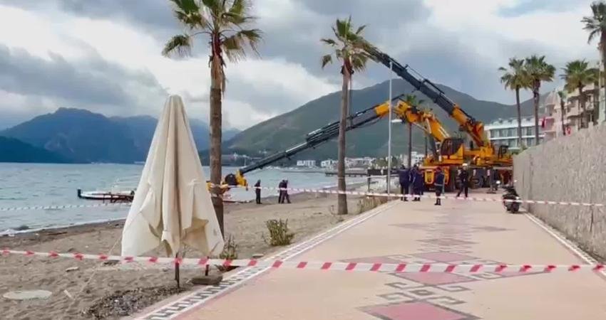 Muğla’nın Marmaris ilçesinde tekne çekimi sırasında vincin taşıma kolunun kırılması