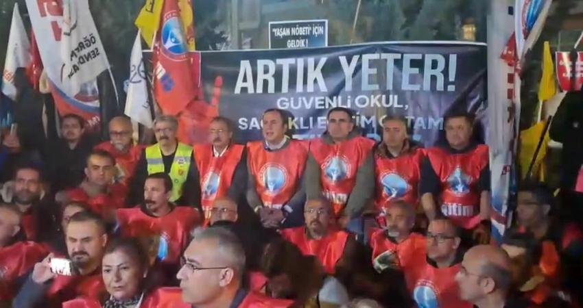 MEB önündeki “yaşam nöbeti” devam ediyor: Buradan bütün sendikalara çağrı yapıyoruz, bugün mücadelede olmayacaksanız, ne zaman olacaksınız? Aralarında Eğitim-Sen ve Eğitim-İş'in de bulunduğu eğitim sendikalarının Şanlıurfa ve