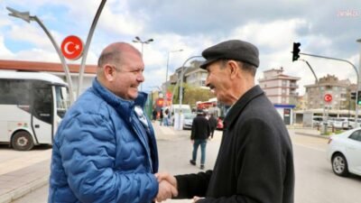 Menderes Belediye Başkanı İlkay Çiçek, hafta sonu mesaisinde vatandaşlarla bir