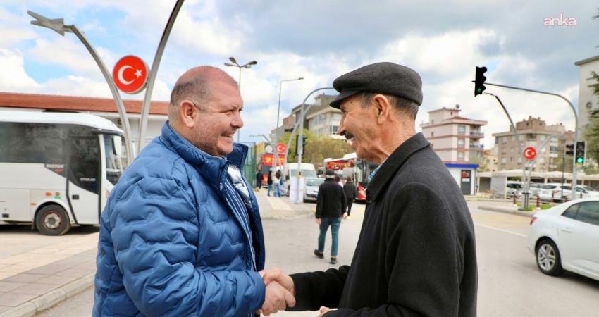 Menderes Belediye Başkanı İlkay Çiçek, hafta sonu mesaisinde vatandaşlarla bir