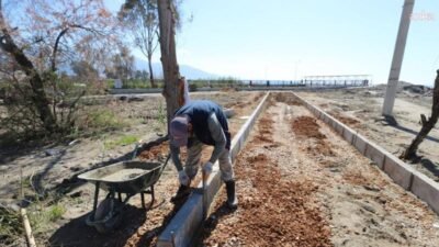 Menderes Belediyesi, Gümüldür’de sahil yürüyüş yolunu kaydırarak yeniliyor.