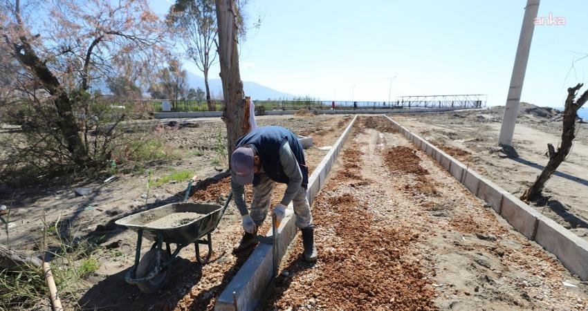 Menderes Belediyesi, Gümüldür’de sahil yürüyüş yolunu kaydırarak yeniliyor.