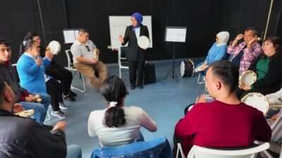 Mersin Büyükşehir Belediyesi Engelsiz Yaşam Merkezi’nde düzenlenen Müzik Atölyesi'ne katılan