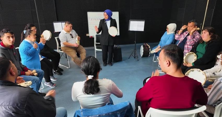Mersin Büyükşehir Belediyesi Engelsiz Yaşam Merkezi’nde düzenlenen Müzik Atölyesi'ne katılan