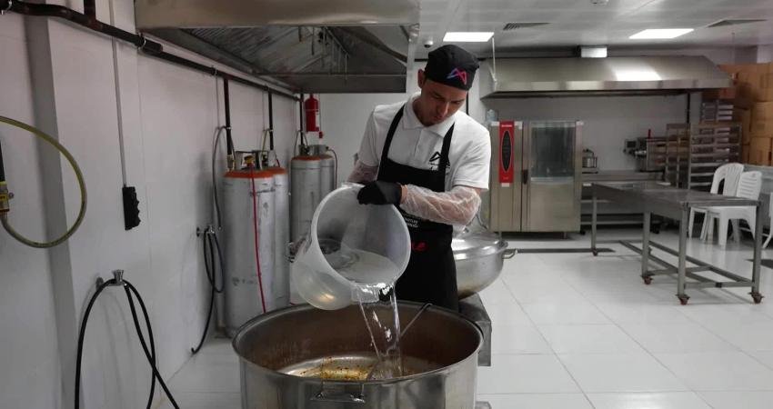 Mersin Büyükşehir Belediyesi tarafından Silifke’de hizmete açılan aşhane, hafta içi