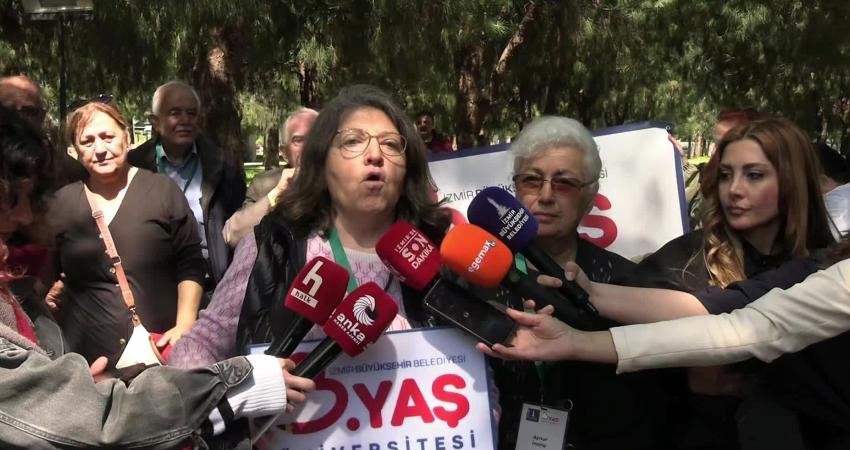 Meslek Fabrikası direnişi devam ediyor… Son derslerini alanda işleyen 3. Yaş Üniversitesi kursiyerleri, tahliyeye tepki gösterdi İzmir Büyükşehir Belediyesi'nin eğitim verdiği Meslek Fabrikası’nın Vakıflar Genel Müdürlüğü’nce