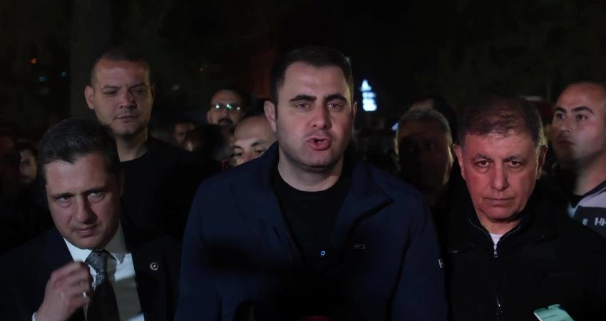 İzmir Büyükşehir Belediyesi'nin Meslek Fabrikası binasının tahliye girişimine karşı başlattığı