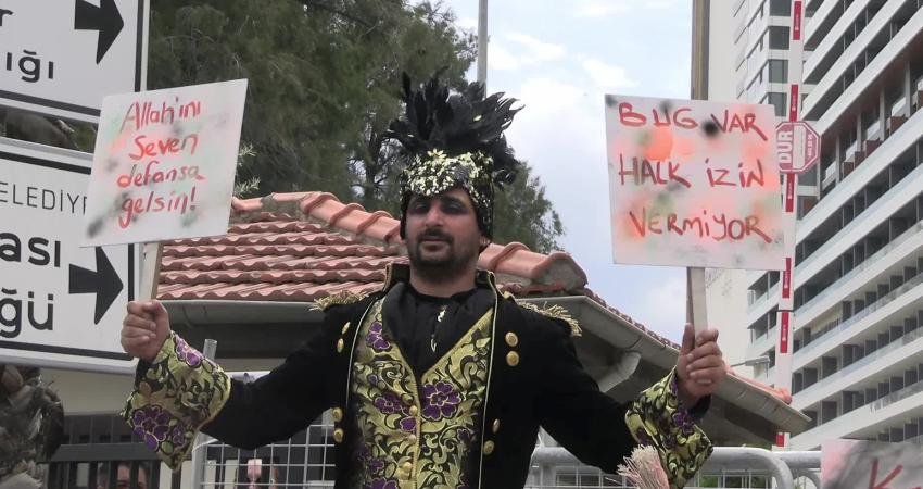 Meslek Fabrikası direnişine sokak sanatçılarından destek: “Meslek Fabrikası siyasi çekişmelere alet edilmeli” İzmir Büyükşehir Belediyesi'nin Meslek Fabrikası binasının tahliyesine karşı başlattığı direniş