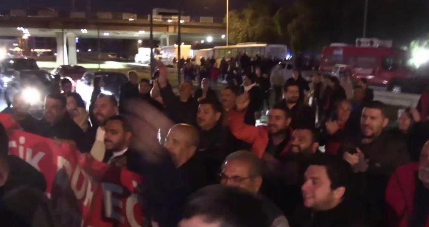 Meslek Fabrikası direnişinin ikinci gününde Romanlardan ‘meşaleli’ destek… “Meslek Fabrikası’nın kapanması, umudun ve ışığın sönmesi olur” İzmir Büyükşehir Belediyesi'nin Meslek Fabrikası binasının tahliye girişimine karşı başlattığı