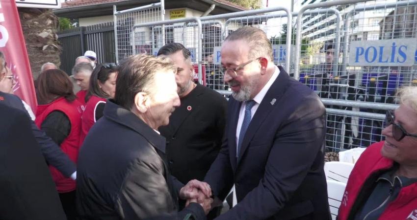 İzmir Büyükşehir Belediye Başkanı Tugay: Vakıfların 3 bin 500 tane mülkü var önce o binalarda hizmet üretsin İzmir Büyükşehir Belediyesi’ne ait Meslek Fabrikası önündeki nöbeti beşinci gününde