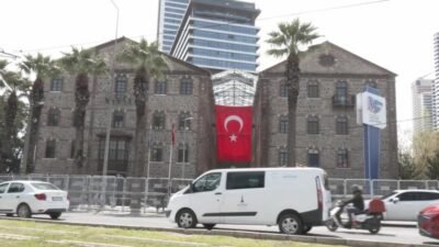 İzmir Büyükşehir Belediyesi’ne ait Meslek Fabrikası binası önündeki nöbet eylemi