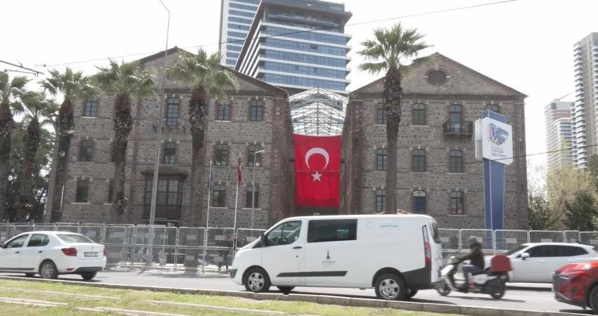İzmir Büyükşehir Belediyesi’ne ait Meslek Fabrikası binası önündeki nöbet eylemi