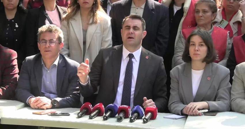 Meslek Fabrikası nöbetinde arbede sonrası CHP İzmir İl Başkanı Güç’ten açıklama: “Üç-beş AK Partili siyasetçi yüzünden asıl sorunları konuşmayalım diye bunu yapıyorlar” İzmir Büyükşehir Belediyesi tarafından kullanılan ancak Vakıflar Genel Müdürlüğü’ne devredilmesi