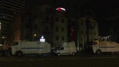 İzmir Büyükşehir Belediye Başkanı Cemil Tugay, Meslek Fabrikası binasının tahliye
