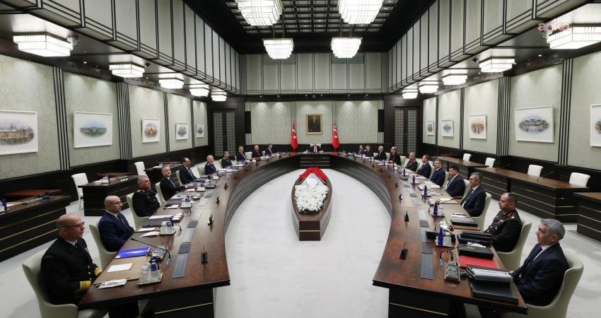 MGK Bildirisi: “Çevremizde yaşanan savaşın süreci sabote etmesine izin verilmeyecek, terör milletimizin gündeminden çıkarılacak” Cumhurbaşkanı Recep Tayyip Erdoğan başkanlığında toplanan Milli Güvenlik Kurulu'nun ardından