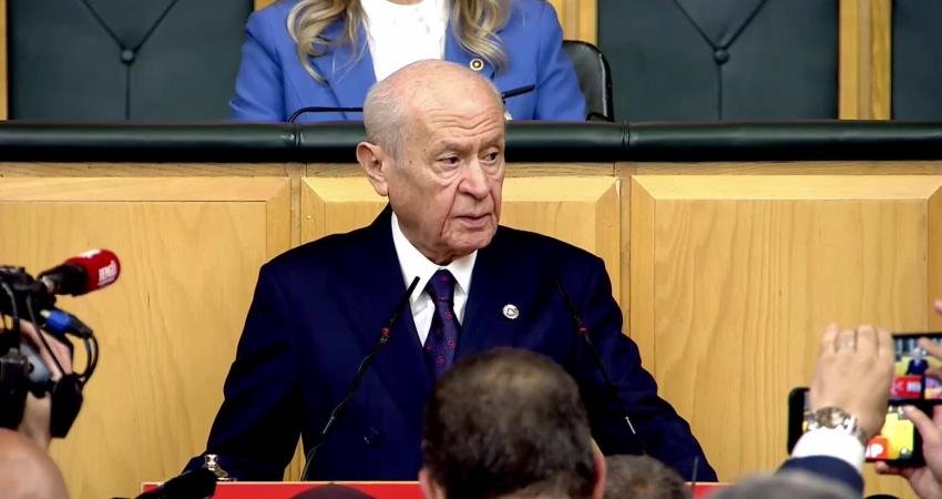 Bahçeli: “Terörsüz Türkiye, yeniden şenlenen köylerdir, işini büyükşehirde aramayan gençlerdir, aşını anasının kazanında kaynatan kadınlarımızdır” MHP Genel Başkanı Devlet Bahçeli, "Doğu Anadolu’nun, Güneydoğu Anadolu’nun, sınır