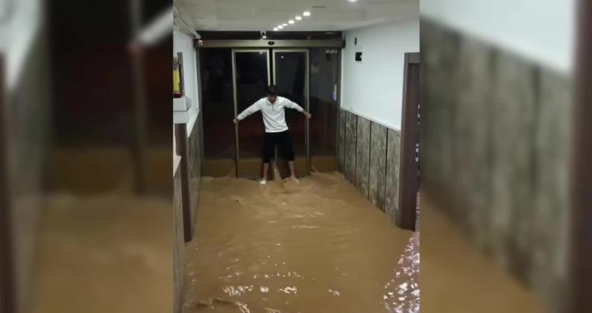 Mardin'in Midyat ilçesinde gece başlayan ve kısa sürede etkisini artıran şiddetli