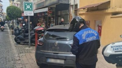 Muğla Büyükşehir Belediyesi, kaldırımları işgal eden araçlarla ilgili yılın ilk