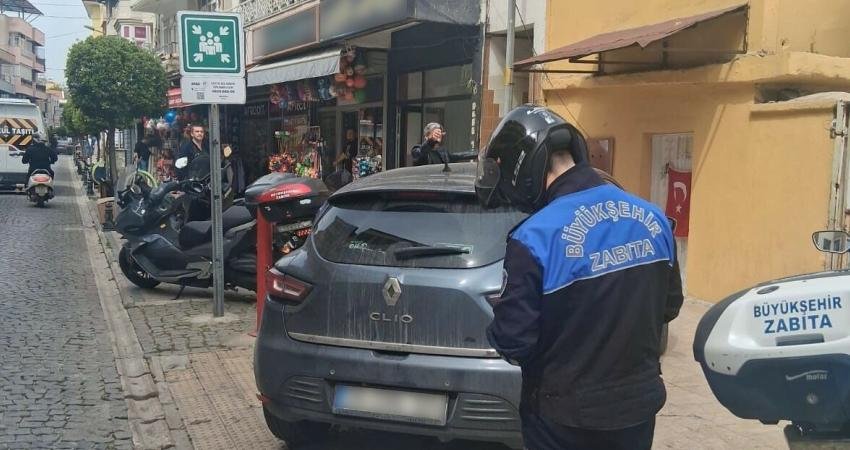 Muğla Büyükşehir Belediyesi, kaldırımları işgal eden araçlarla ilgili yılın ilk