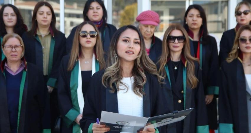 Muğla’da 8 Mart yürüyüşü sonrası hakaret iddiasına takipsizlik kararı Muğla’nın Menteşe ilçesinde 8 Mart Dünya Kadınlar Günü’nde düzenlenen yürüyüş