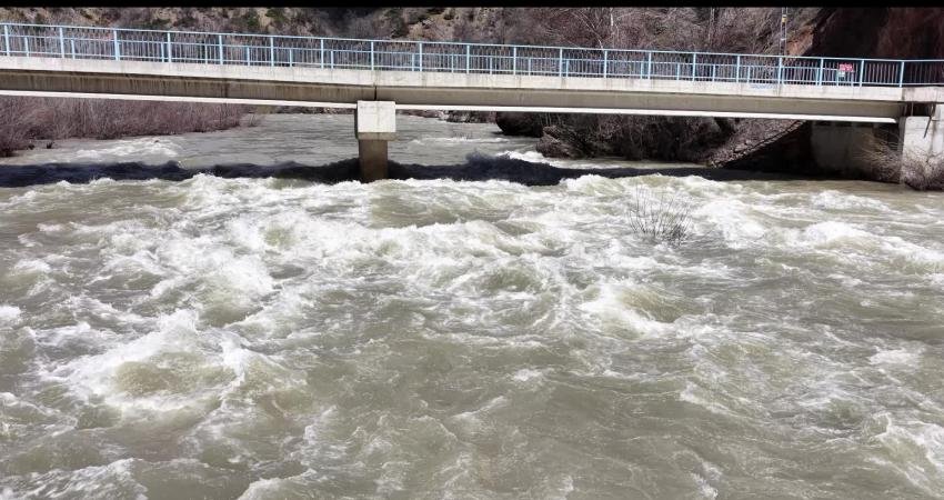 Munzur Nehri’nin debisi yükseldi, restoranların bahçe kısmı su altında kaldı Son günlerde etkisini aralıklarla sürdüren sağanak yağışlar, Munzur Nehri’nin debisinin