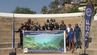 Muratpaşa Belediyesi’nin gönüllü dalgıç ekibi, yaz sezonu öncesinde Mermerli Plajı’nda