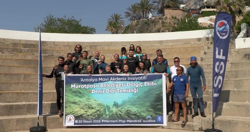 Muratpaşa Belediyesi’nin gönüllü dalgıç ekibi, yaz sezonu öncesinde Mermerli Plajı’nda