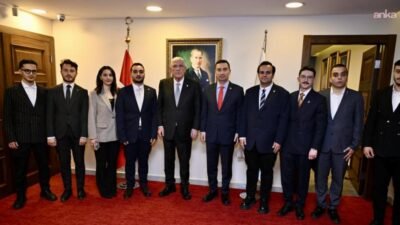 İYİ Parti Genel Başkanı Müsavat Dervişoğlu, partisinin genel merkezinde, Genç