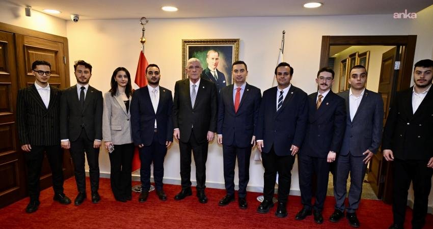 İYİ Parti Genel Başkanı Müsavat Dervişoğlu, partisinin genel merkezinde, Genç