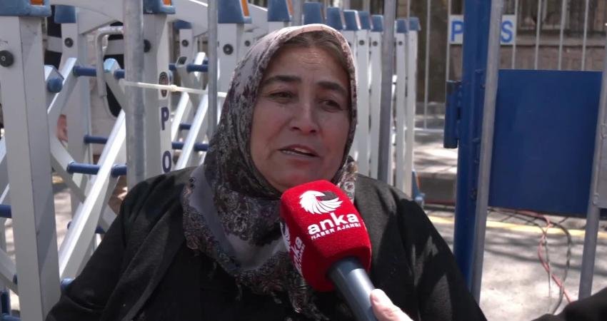 Nevşehirli vatandaştan seçim çağrısı: Artık bu iktidarı istemiyoruz, yeter ki gitsin. En kısa zamanda seçim istiyoruz CHP'nin Nevşehir’de düzenlediği "Millet İradesine Sahip Çıkıyor" mitingine katılan bir