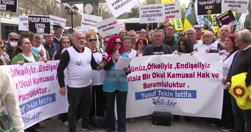 Öğrenci Veli Derneği tarafından Milli Eğitim Bakanlığı önünde yapılan açıklamada,
